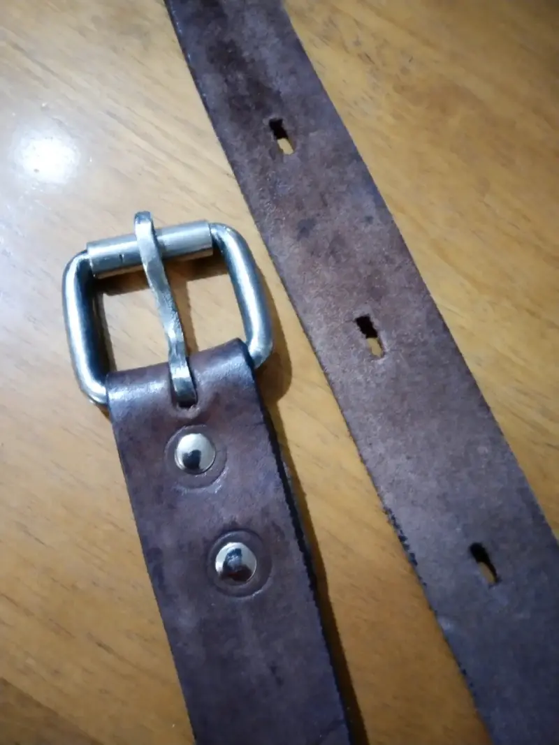 Cinturón de cuero marrón con hebilla metálica - 4