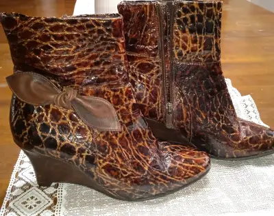 Botines de cuero animal print con tacón - miniatura 1