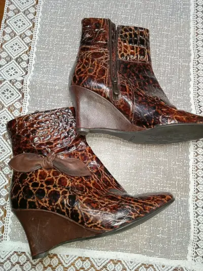 Botines de cuero animal print con tacón - miniatura 2