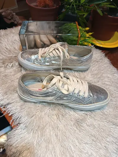 Zapatillas plateadas brillantes para mujer - miniatura 1