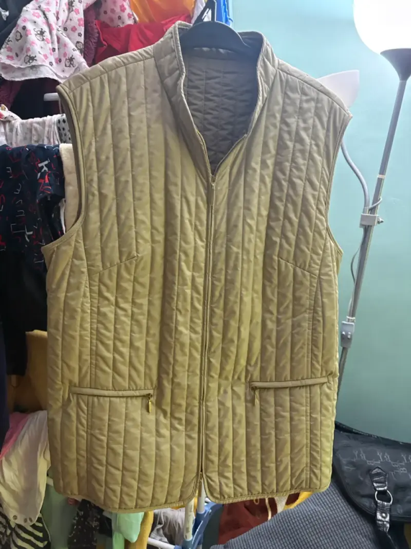 Chaleco acolchado sin mangas beige - 3