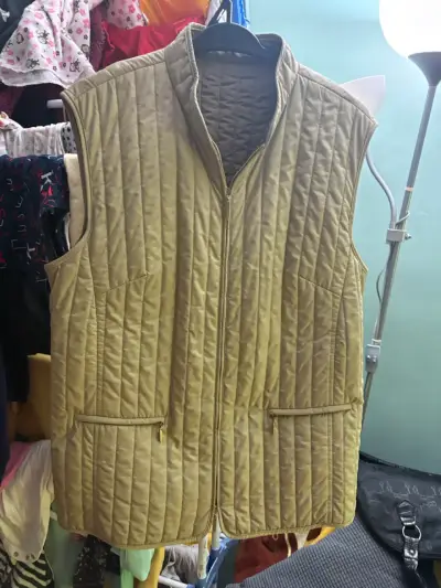 Chaleco acolchado sin mangas beige - miniatura 3