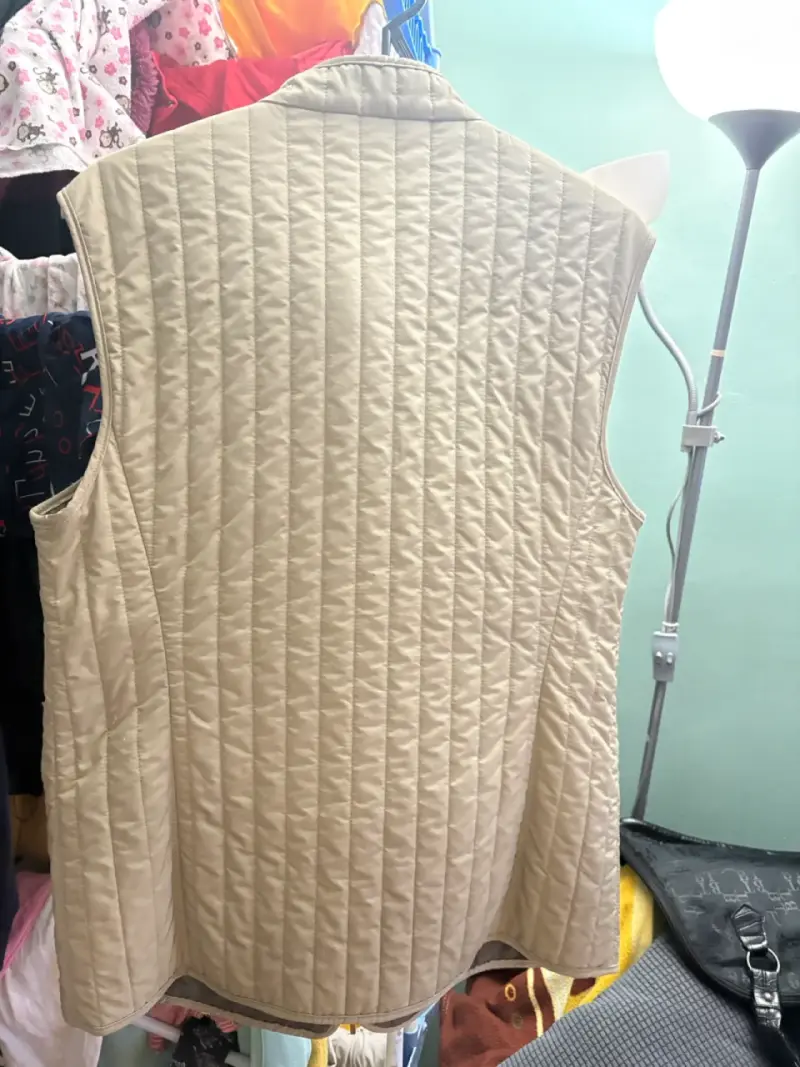 Chaleco acolchado sin mangas beige - 4