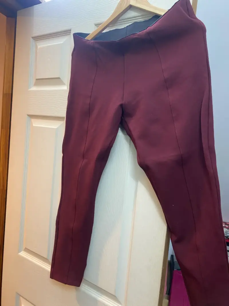 Pantalones burdeos Daily Basics para mujer - 2