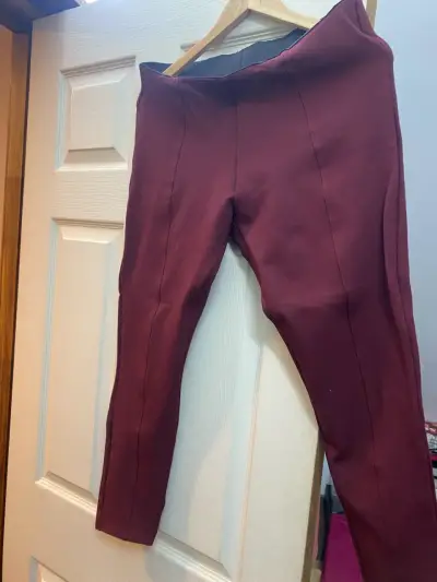 Pantalones burdeos Daily Basics para mujer - miniatura 2