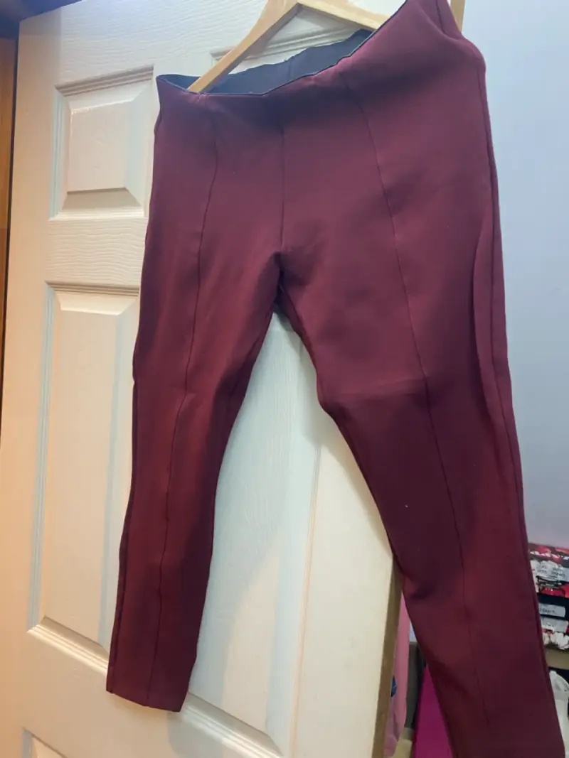 Pantalones burdeos Daily Basics para mujer - 3