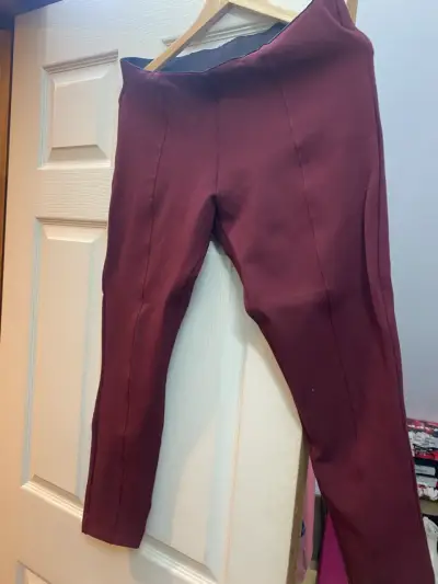 Pantalones burdeos Daily Basics para mujer - miniatura 3