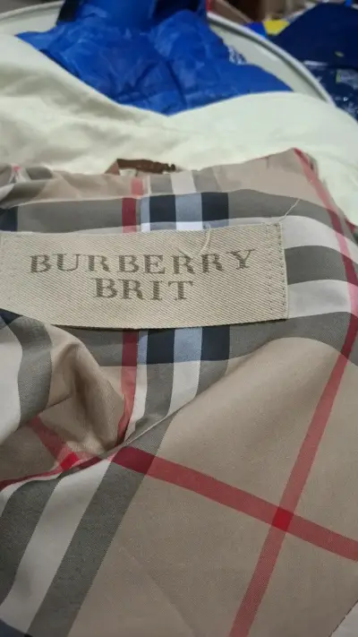 Trench coat beige Burberry Brit clásico - miniatura 2