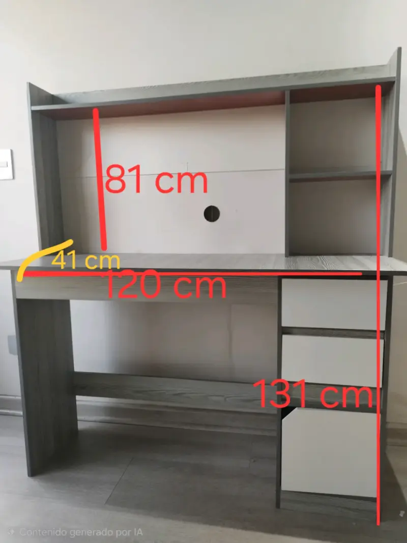 Escritorio de madera con estantes y cajones