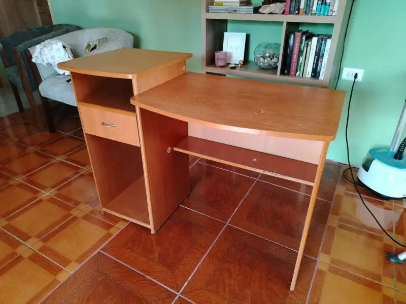 Escritorio de madera con cajón y estante - 2