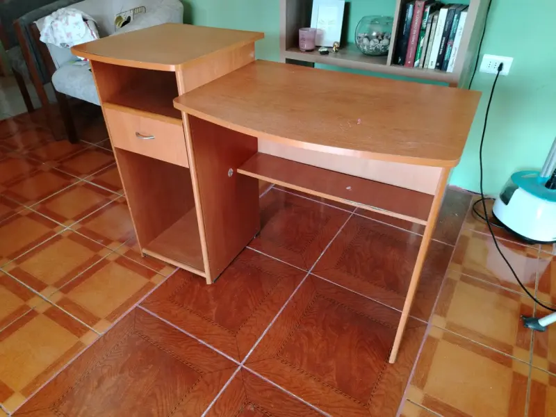 Escritorio de madera con cajón y estante - 3