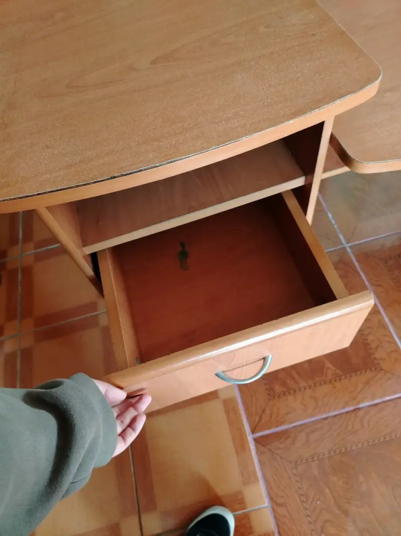 Escritorio de madera con cajón y estante - 4