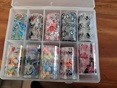 Kit de decoración de uñas con esmaltes y accesorios - miniatura 1
