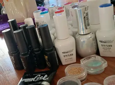 Kit de decoración de uñas con esmaltes y accesorios - miniatura 2