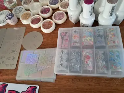 Kit de decoración de uñas con esmaltes y accesorios - miniatura 3
