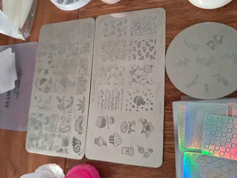 Kit de decoración de uñas con esmaltes y accesorios - 4