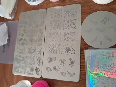 Kit de decoración de uñas con esmaltes y accesorios - miniatura 4