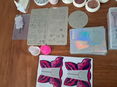 Kit de decoración de uñas con esmaltes y accesorios - miniatura 5