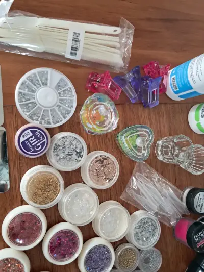 Kit de decoración de uñas con esmaltes y accesorios - miniatura 6