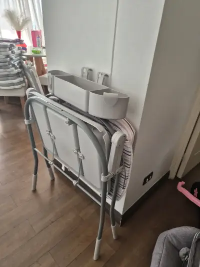 Mudador de bebé plegable con bañera integrada - miniatura 1