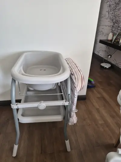 Mudador de bebé plegable con bañera integrada - miniatura 4