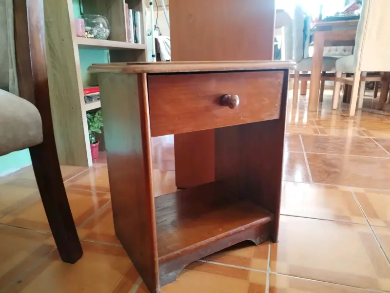 Mesa de noche de madera con cajón - 1