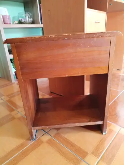 Mesa de noche de madera con cajón - miniatura 3