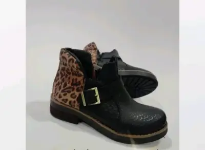Botines de cuero negro con estampado animal print - miniatura 1
