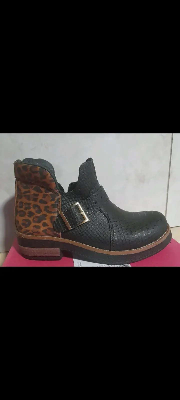 Botines de cuero negro con estampado animal print - 2