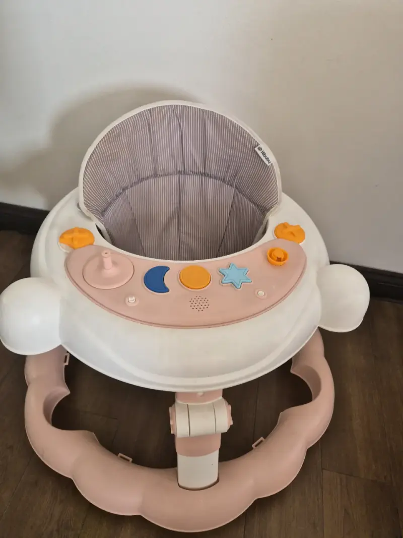 Andador de bebé con juguetes interactivos