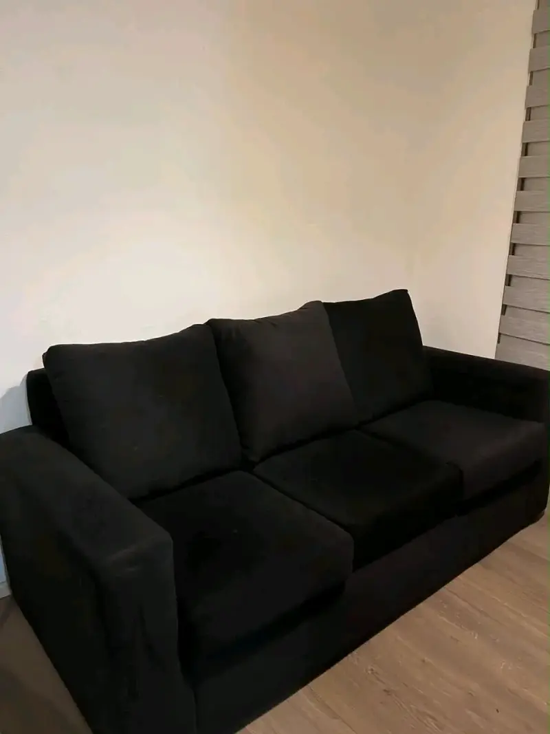 Sofá de dos plazas negro en buen estado - 1