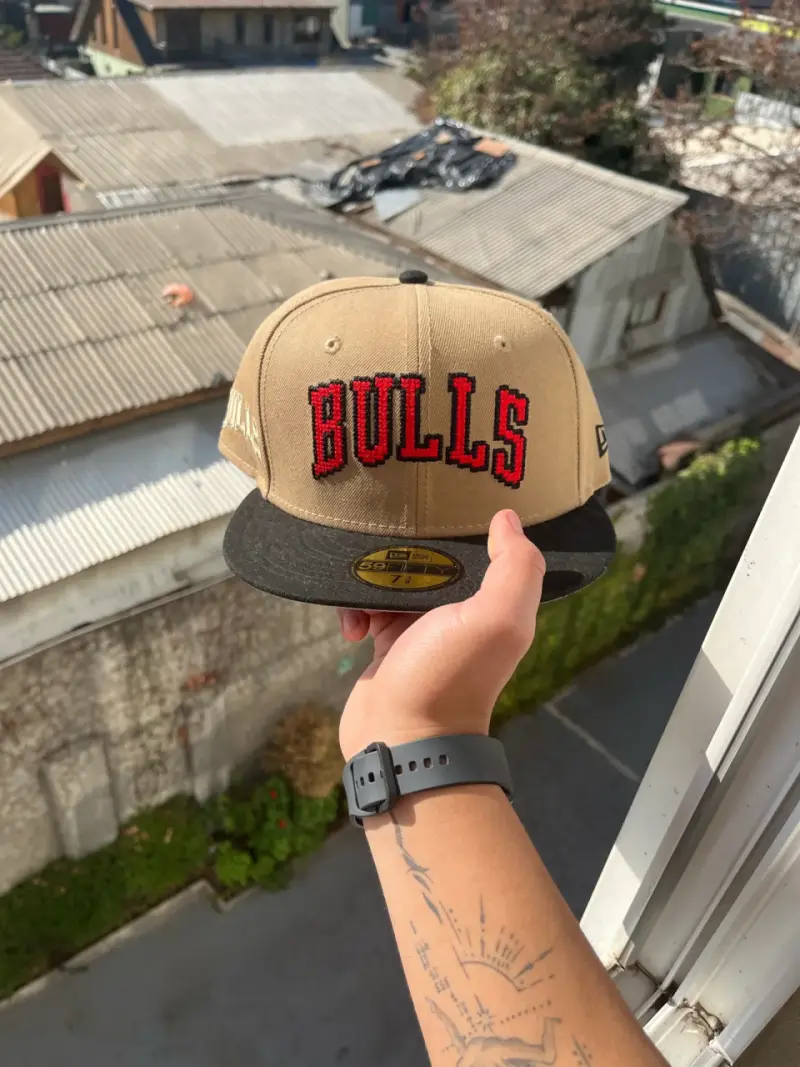 Gorra New Era Bulls beige y negra