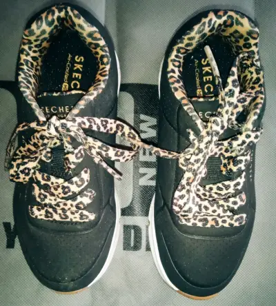 Zapatillas Skechers negras con diseño de leopardo - miniatura 1