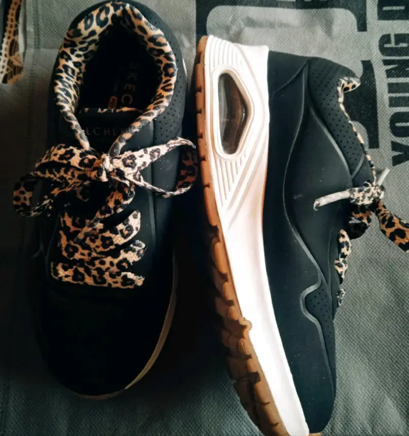 Zapatillas Skechers negras con diseño de leopardo - 2