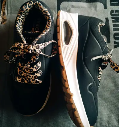 Zapatillas Skechers negras con diseño de leopardo - miniatura 2