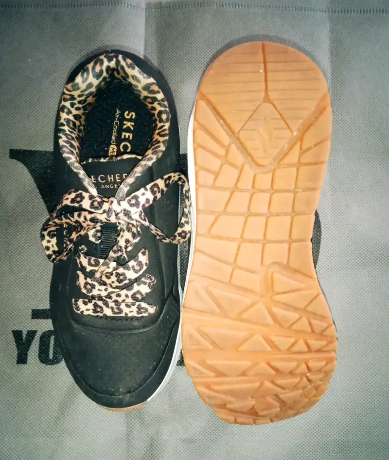 Zapatillas Skechers negras con diseño de leopardo - 3