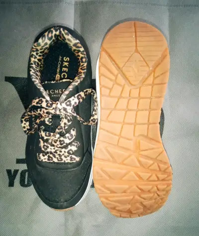 Zapatillas Skechers negras con diseño de leopardo - miniatura 3