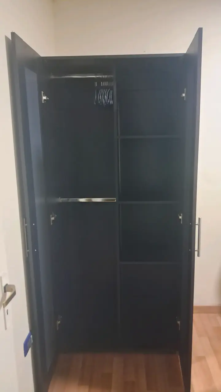 Armario con espejo y puertas dobles. - 2