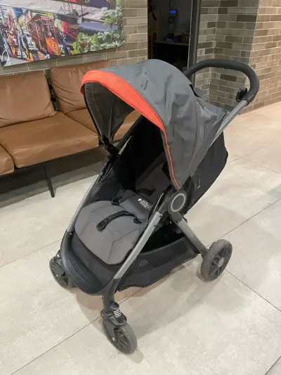Coche de bebé gris con capota ajustable - miniatura 1