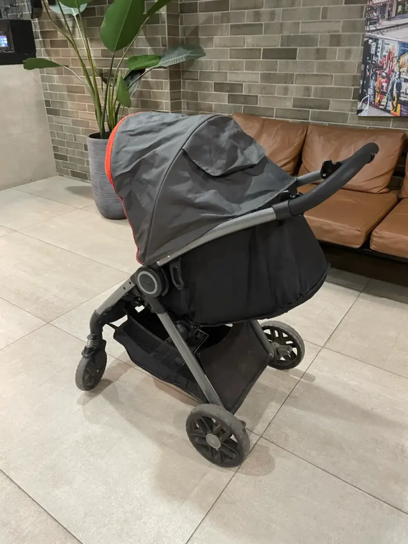 Coche de bebé gris con capota ajustable - 2