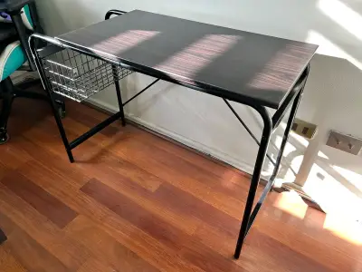 Escritorio compacto con canasta lateral - miniatura 2