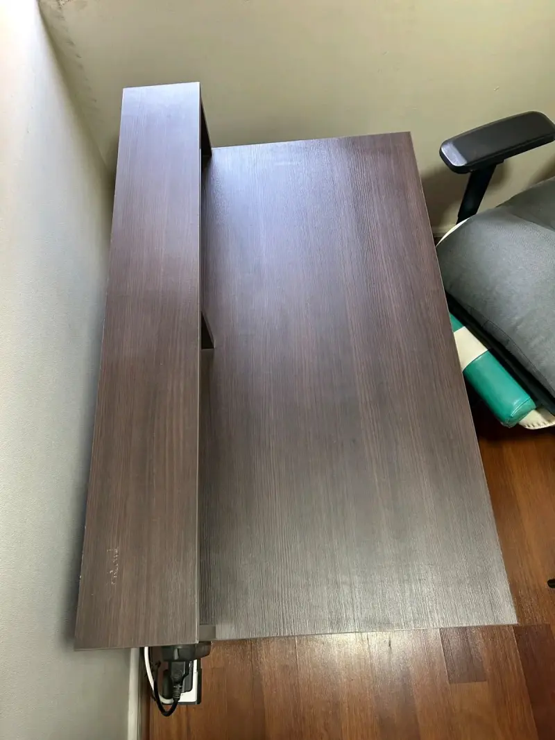 Escritorio de madera con estante superior - 1