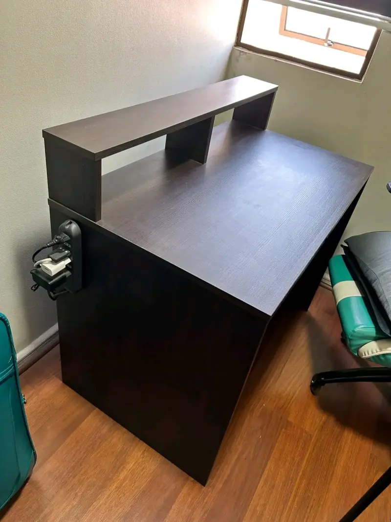 Escritorio de madera con estante superior - 2