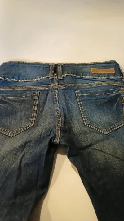 Jeans de mezclilla azul para mujer - miniatura 3