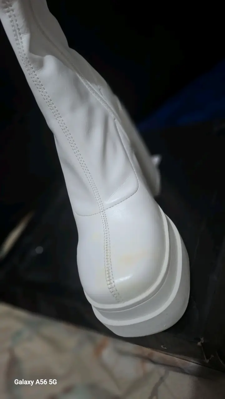 Botas blancas de plataforma con tacón alto - 1