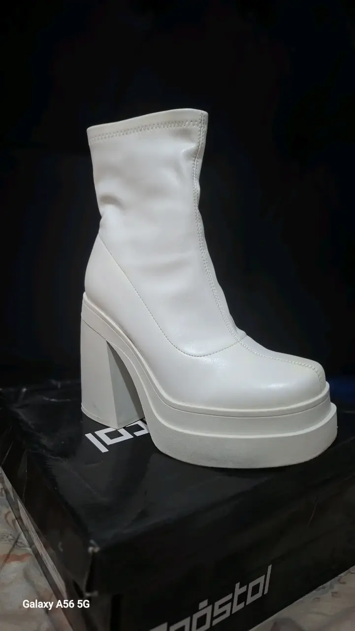 Botas blancas de plataforma con tacón alto - 2