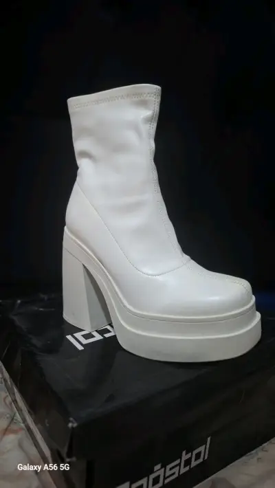 Botas blancas de plataforma con tacón alto - miniatura 2