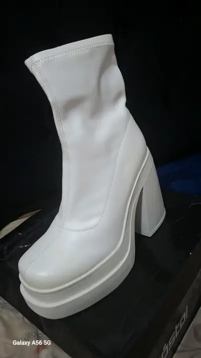 Botas blancas de plataforma con tacón alto - miniatura 3