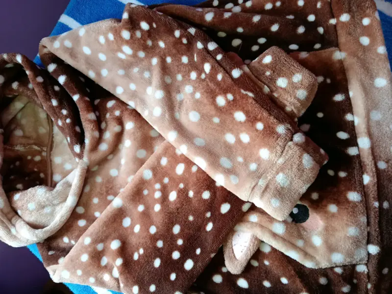 Polerón de felpa con diseño de ciervo - 2