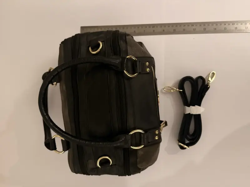 Bolso de mano negro con detalles dorados - 1
